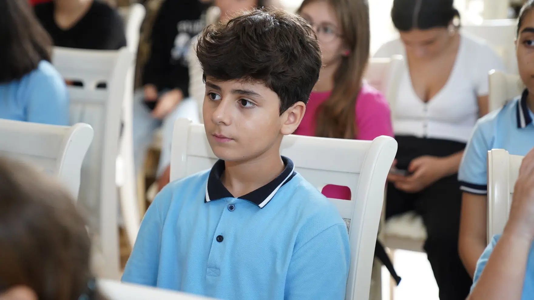 Sınıfta dersi dinleyen ortaokul öğrencileri