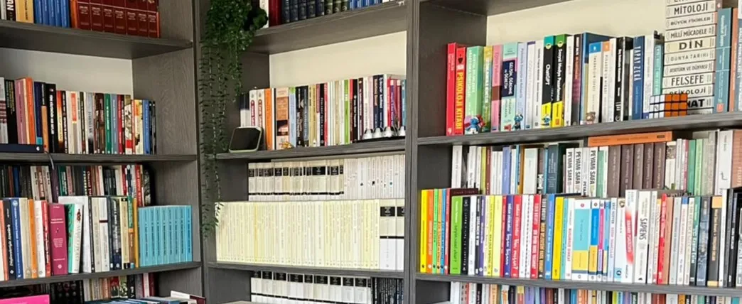 Münevver Hoca'nın kitaplığından bir raf