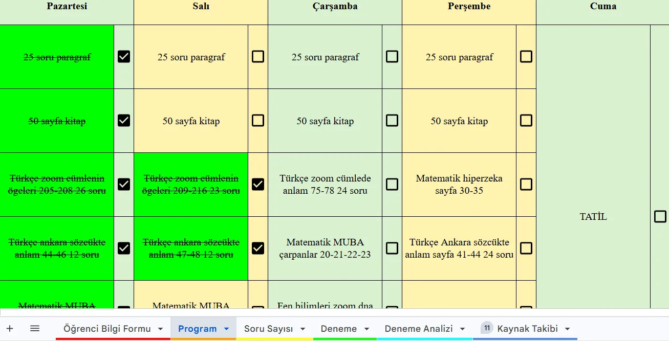 Münevver Hoca gülümserken, arkasında kitaplığı