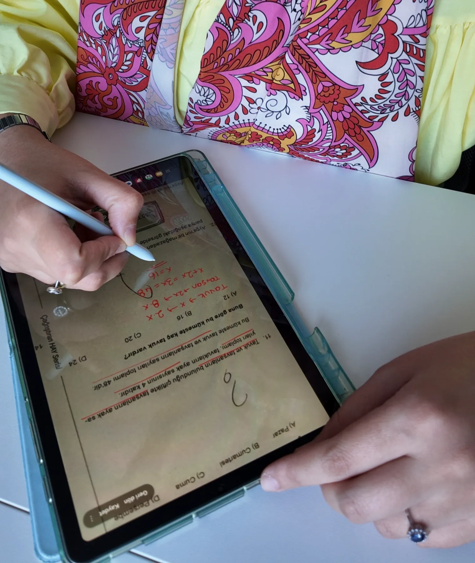 Münevver Hoca masasında ders çalışırken