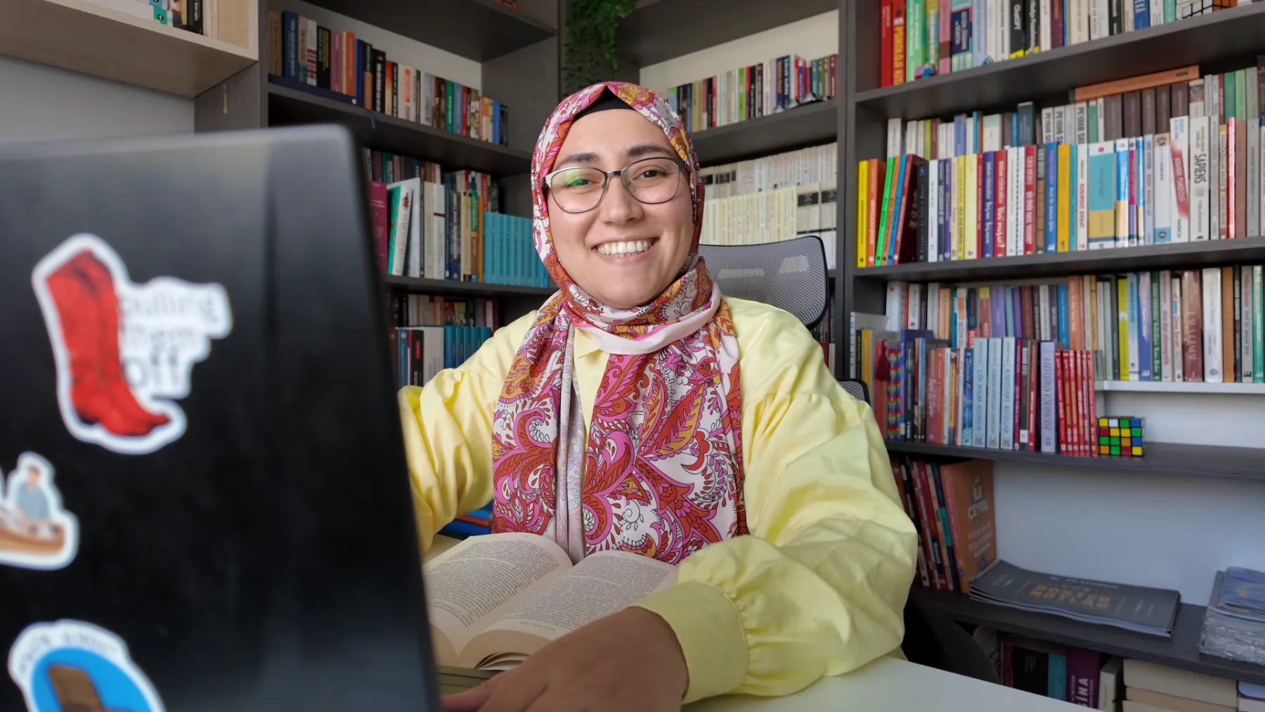 Münevver Hoca bilgisayarında hızlı okuma çalışması yaparken